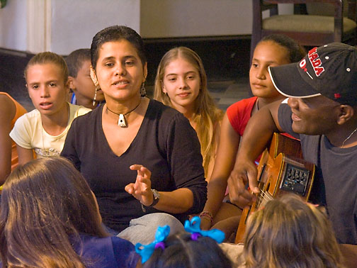 Lia Llorente and Pachi Ruiz with their students at Musicarte.